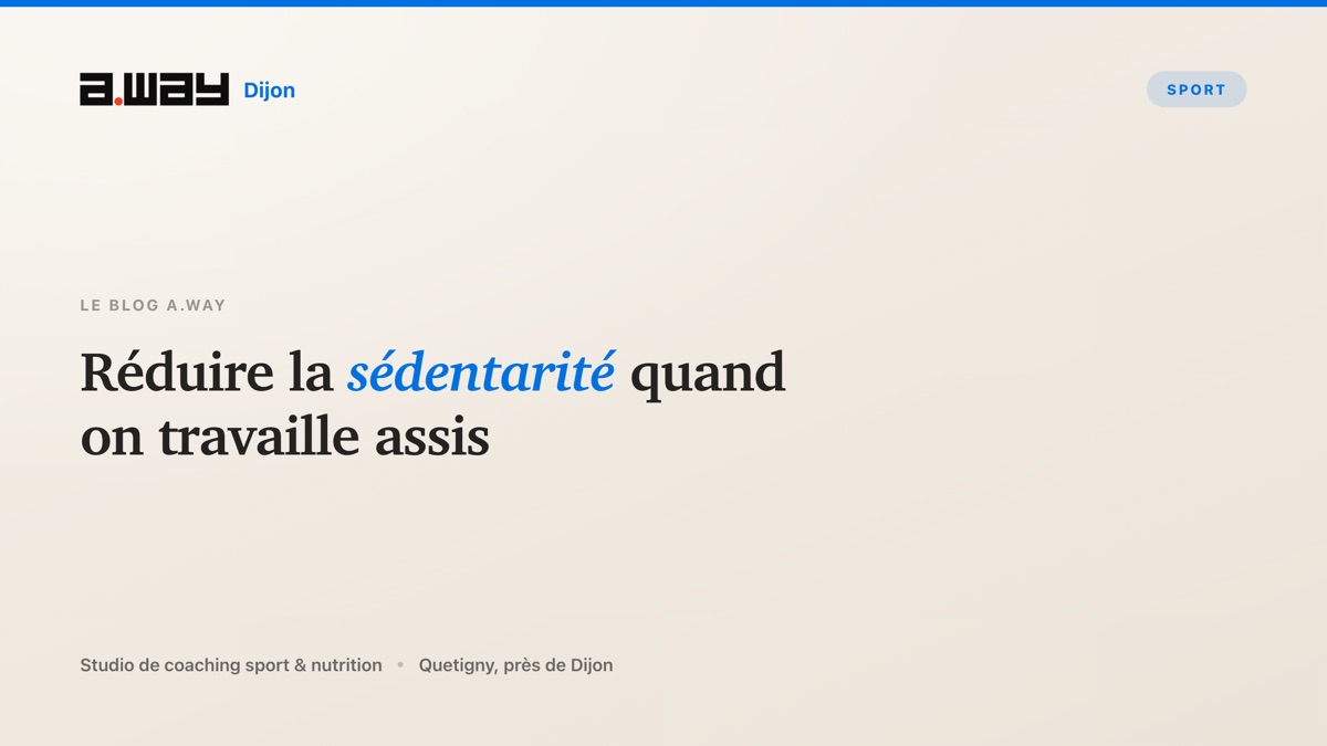 Poste de travail avec bureau assis-debout, illustrant les conseils anti-sédentarité de A.WAY à Quetigny, près de Dijon.