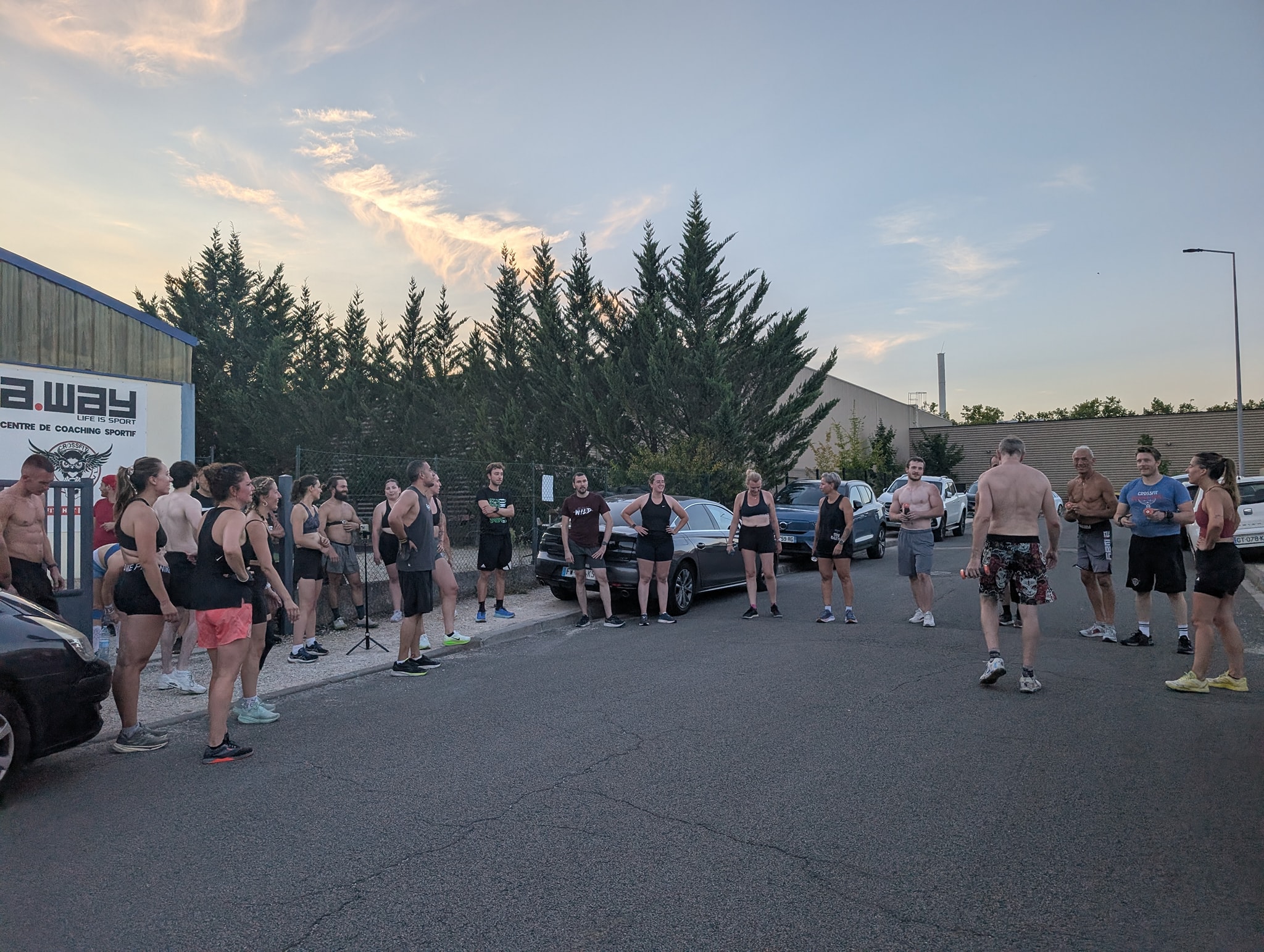 Rassemblement de la communauté A.WAY devant le studio Quetigny